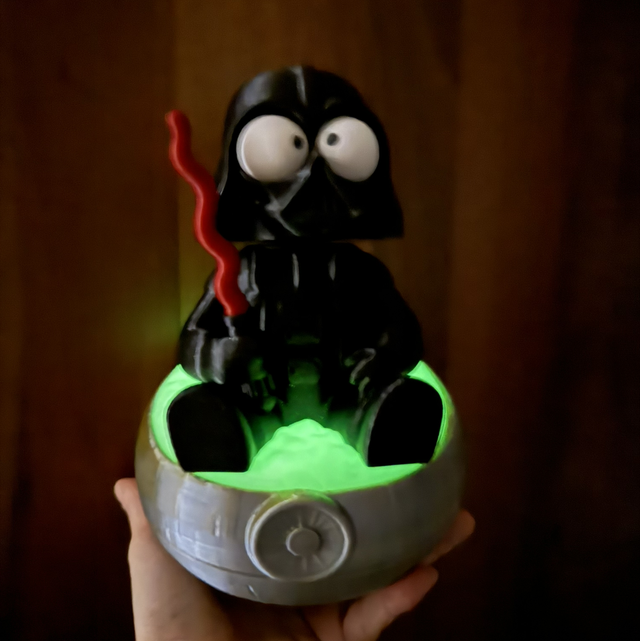 Vaderenzo il Darth Vader seduto in poltrona con occhi mobili e testa girevole