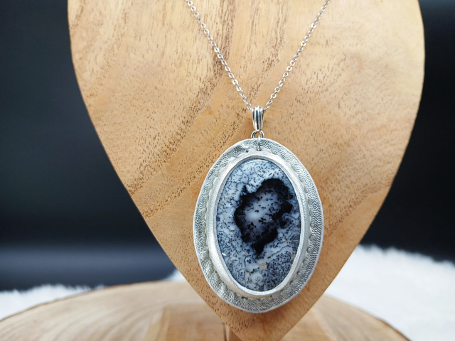 Arduinna, pendentif en agate dendritique et cuir