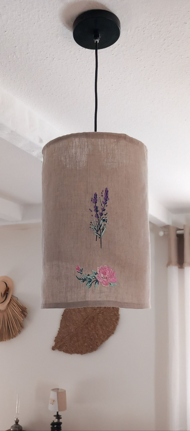 Abat-jour plafonnier en lin naturel brodé lavande et rose- Diamètre 25 cm
