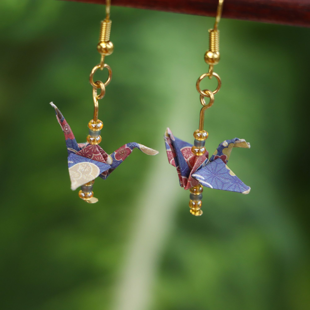 Origami Ohrringe mit gefaltetem Kranich, mit hypoallergenem goldfarbenem Ohrhänger aus ionenbeschichtetem Edelstahl, lila-rot-gold