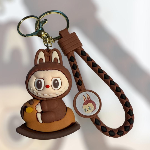 0674 - Labubu - bruin - op hobbelpaard