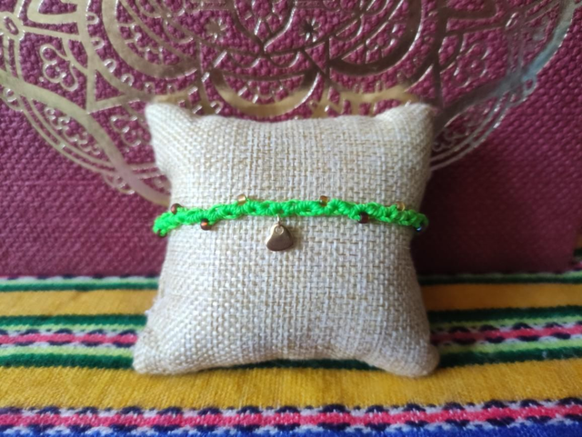 Bracelet vert fluo avec coeur et perles 