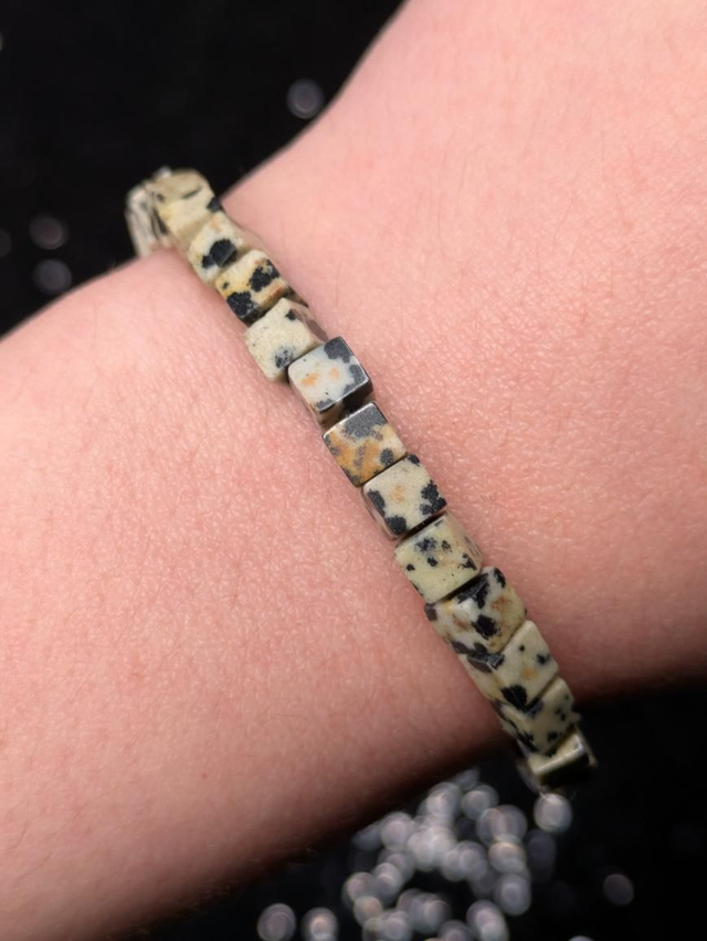 Bracelet jaspe dalmatien carré 