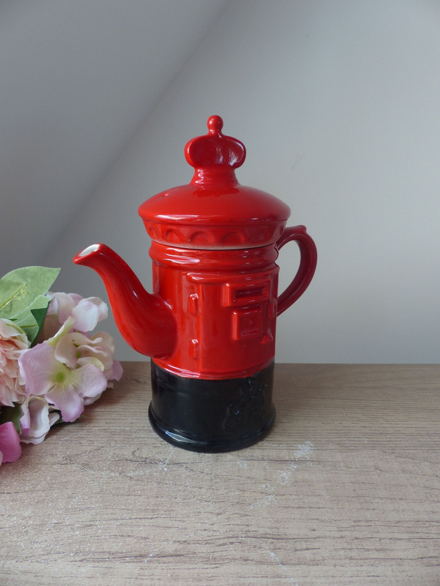 Théière Vintage Price Kensington – Boîte aux Lettres Anglaise – Céramique Rouge et Noire – Fabriquée en Angleterre