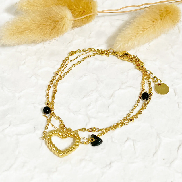 Bracelet triple chaîne dorée avec pierres noirs et cœur
