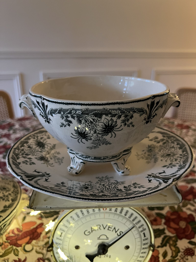 MOLIERE - Saucière sur dormant signée Sarreguemines - Terre de Fer