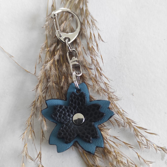 Porte clés fleur en cuir 
