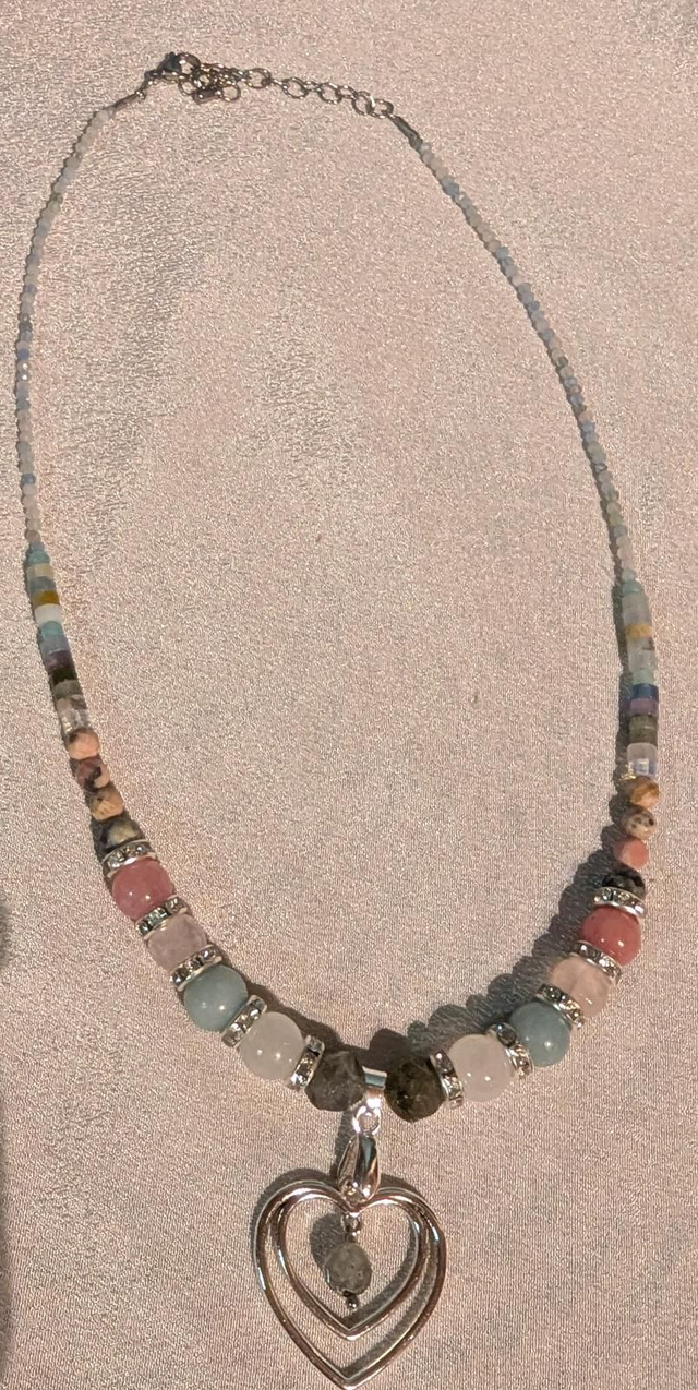 Collier de pierres, breloque coeur 