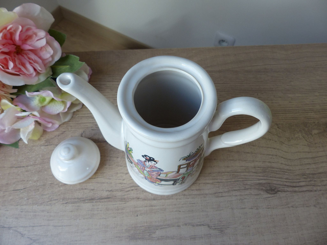 Théière Figurative en Céramique avec Geisha Assise – Décor Japonais Traditionnel – Théière Vintage Asiatique Collection ou Décoration Maison