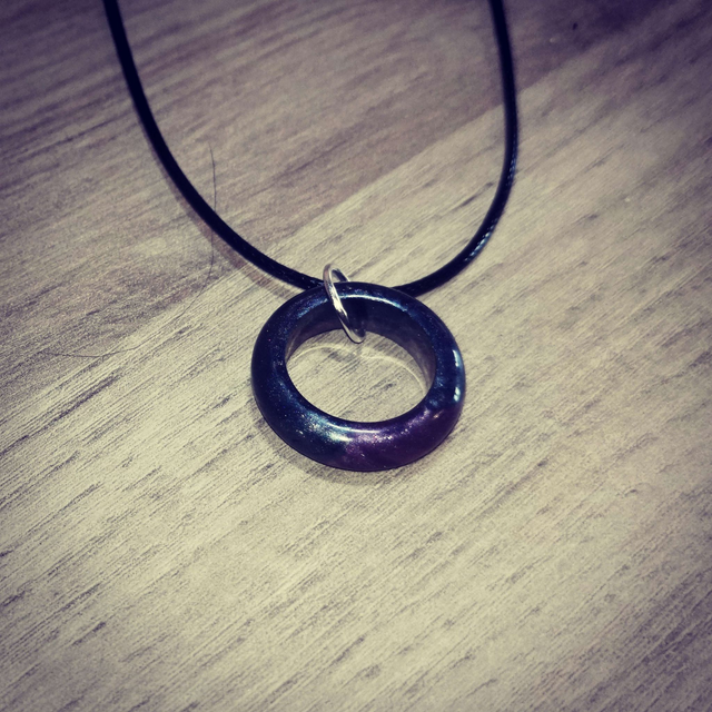 Anneau noir et violet