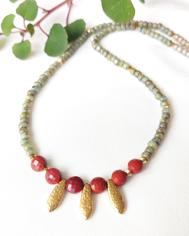 Collar verde jaspe rojo