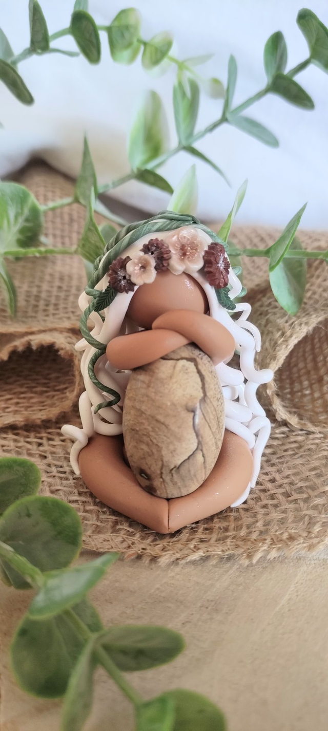 🌾 Gardienne des Racines de la Terre – Jaspe Paysage &amp; Couronne Florale 🍂