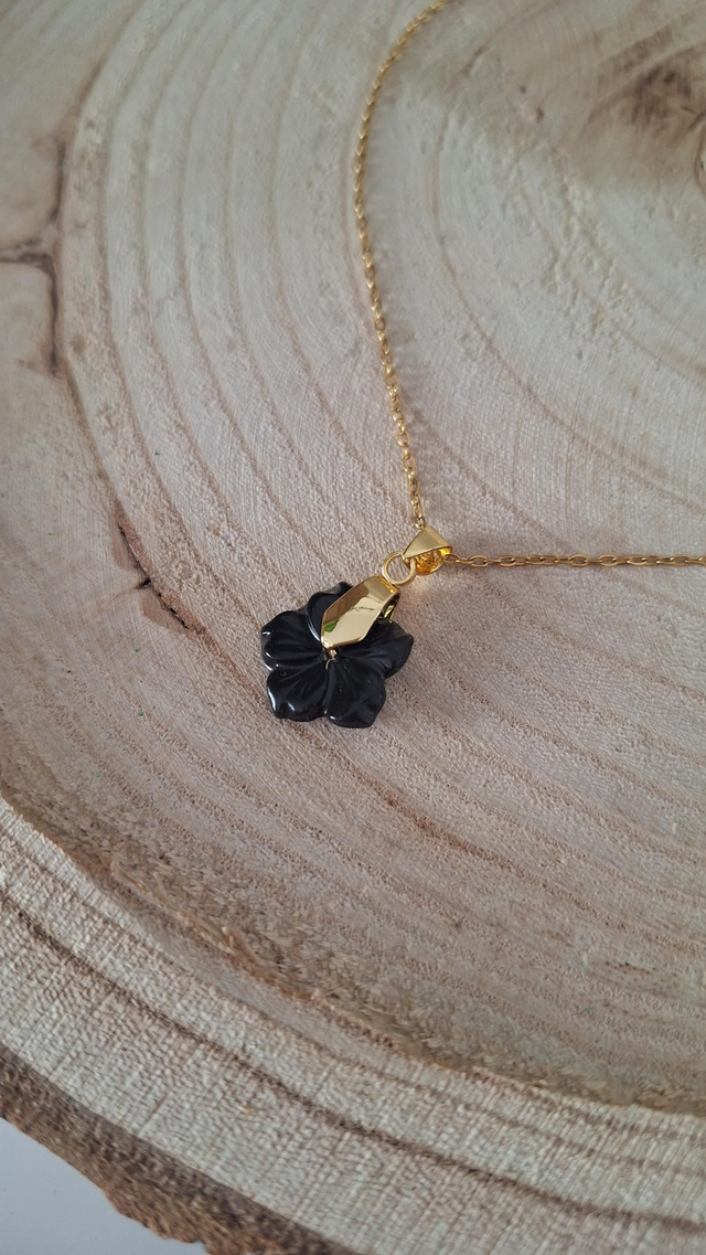 Collier doré fleur hibiscus noire