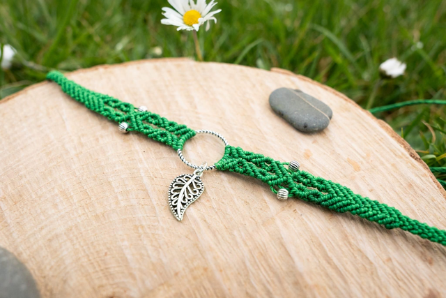 Ras de cou micro-macramé vert et pendentif feuille métal argenté 