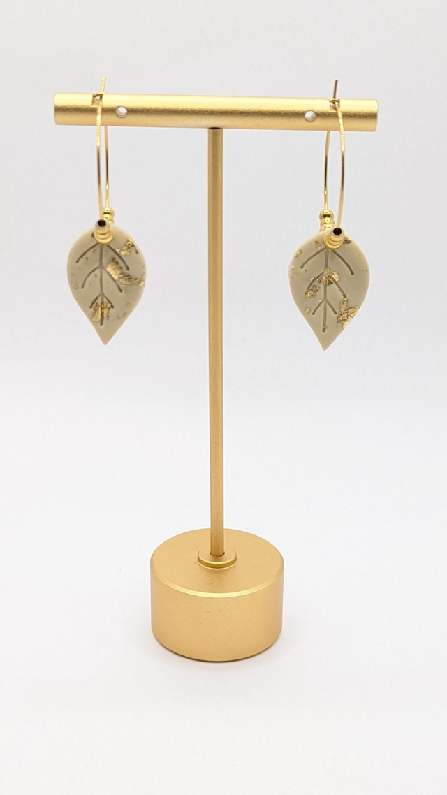 Boucles d'oreilles en pâte - feuilles beige/doré