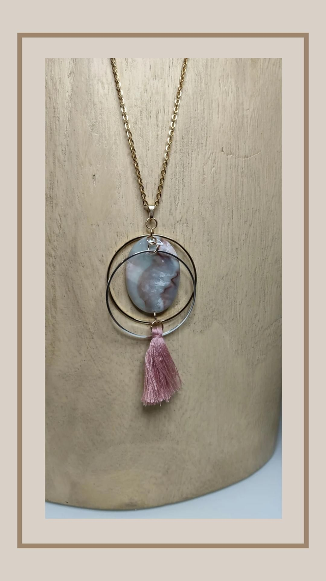 Collier &quot;la naturelle&quot; pompon 