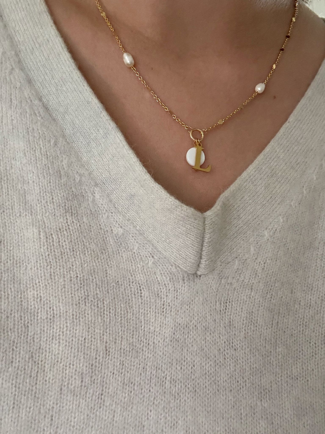 Collier Amala en Nacre et perles d'eau douce (lettre personnalisable)