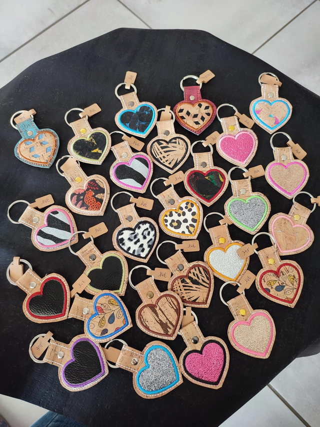 Nombreux choix de Porte clés coeur en liège 