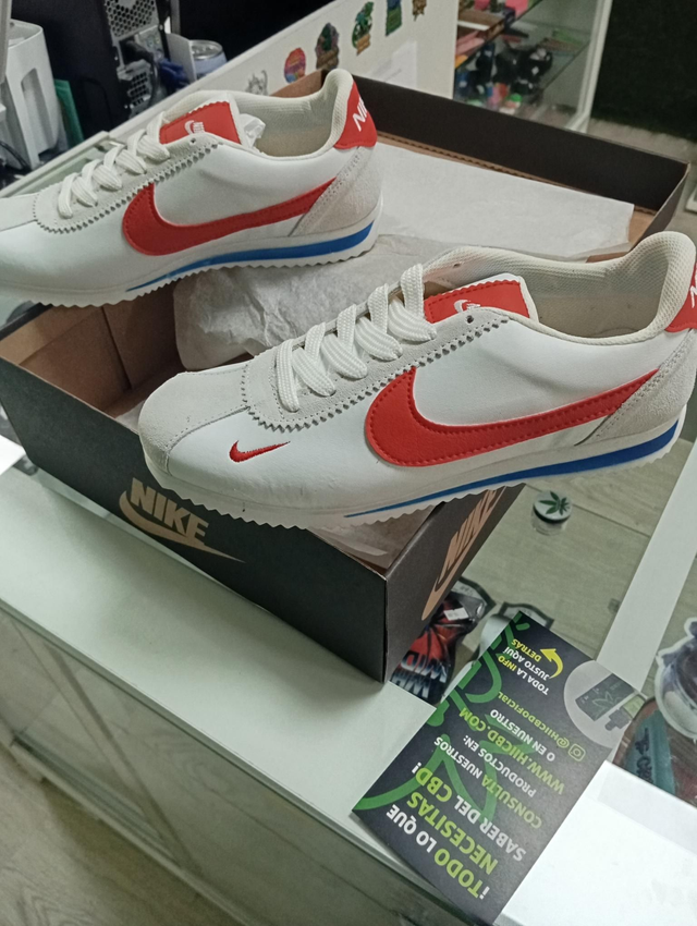 Zapatillas Nike Cortez blancas y rojas 