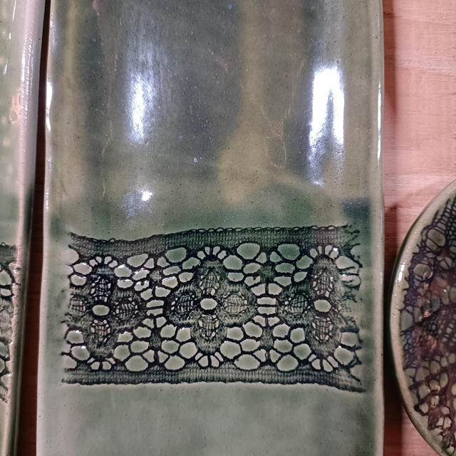 Plateau en grès vert avec empreinte sapin