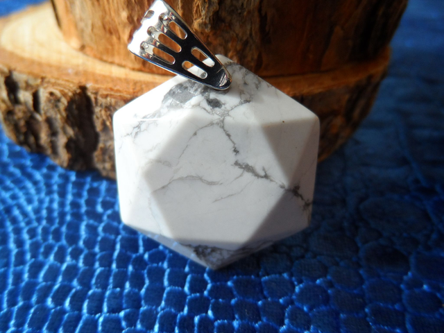 Pendentif Hexagonal en Howlite 