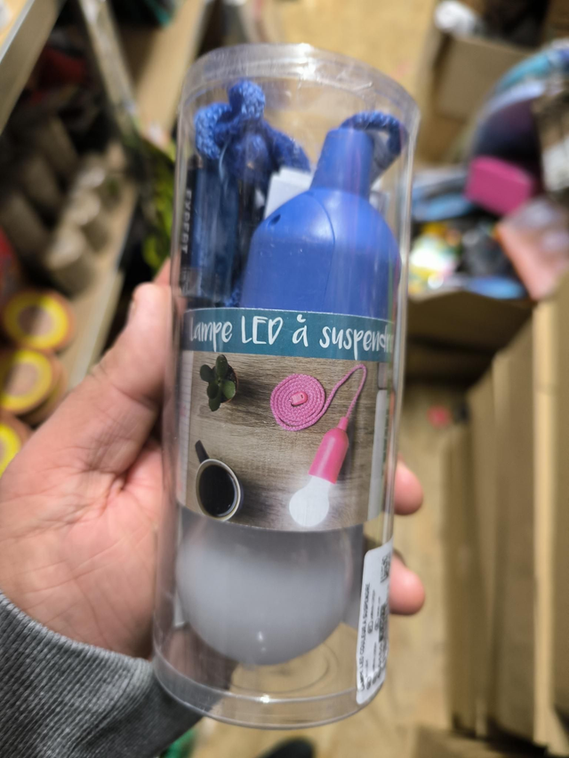 LAMPE LED A SUSPENDRE 