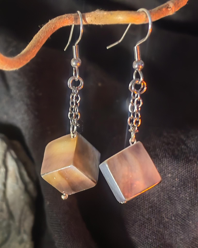 Boucles d'oreilles cubes de nacre noire, pendantes sur chaîne