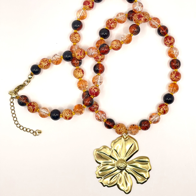 C09 - Collier perles verre tons orange pendentif fleur