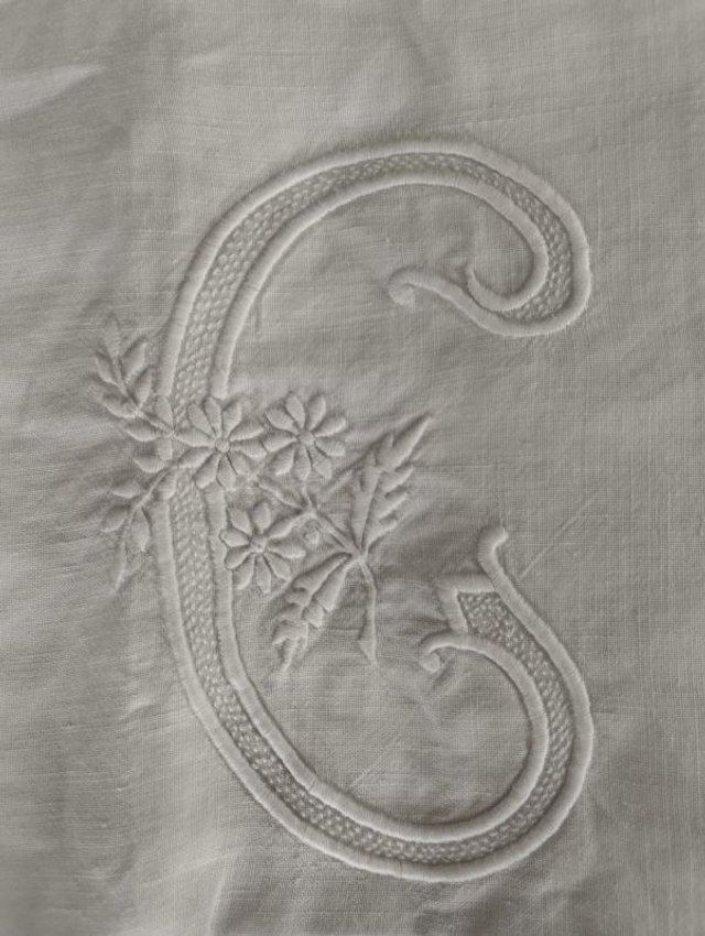 Monogramme C sur coton fin avec petit jour échelle motif floral