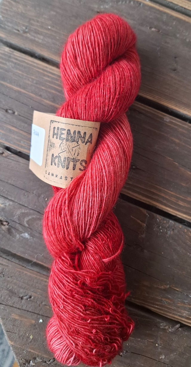 Herkkä-LF – Puna | 100 % suomenlampaanvilla | Light Fingering | 50 g