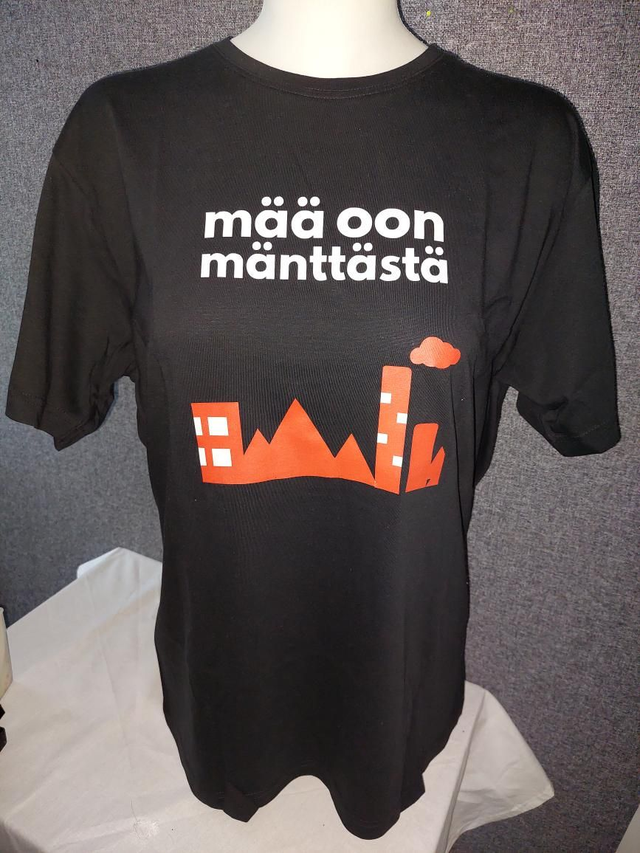 Mää oon Mänttästä paita, musta