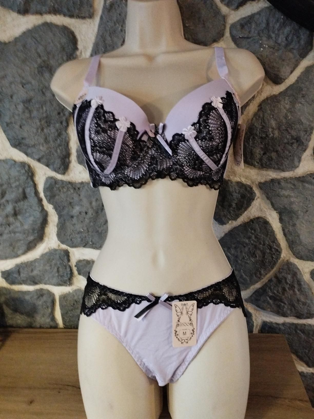 Ensemble bonnet D parme et noir avec rembourrage et armatures