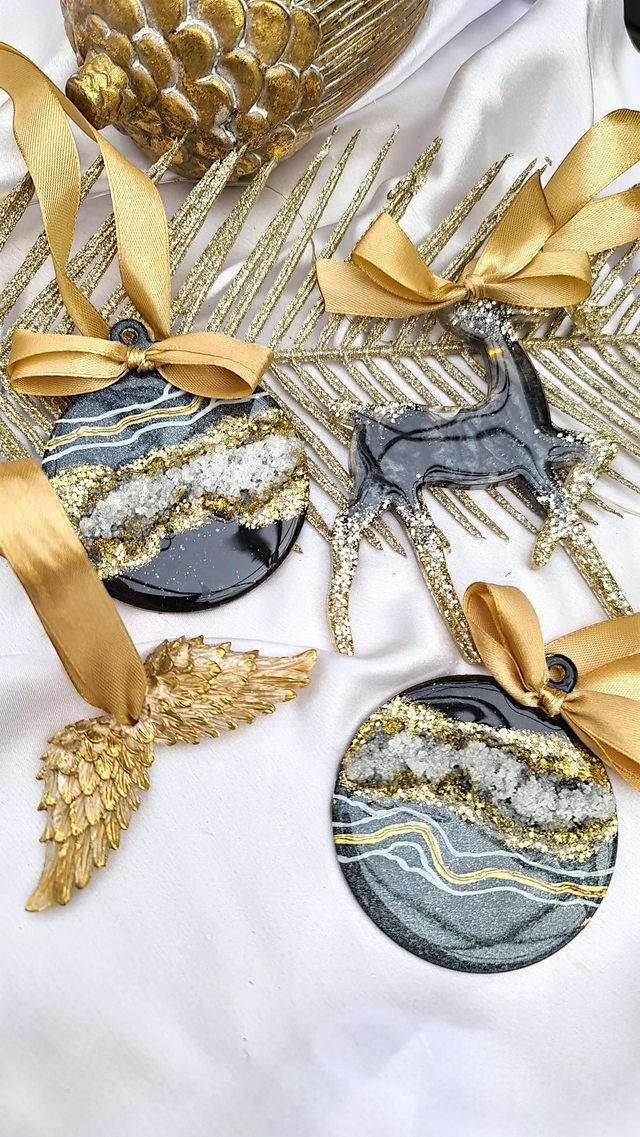 Set of 4 Christmas ornaments in black with gold