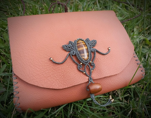 Pochette en cuir camel ~ Œil de Tigre