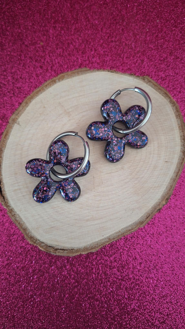 Créoles argentées fleurs noires paillettes bleues et roses 