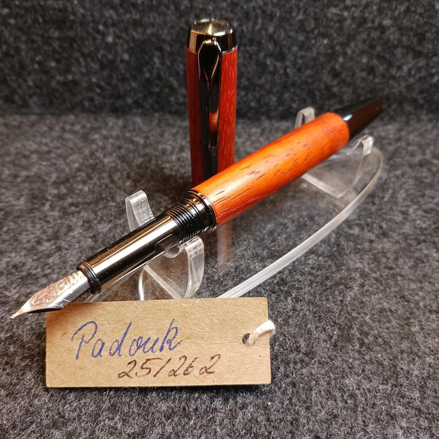 25/262 Füllfederhalter aus Padouk