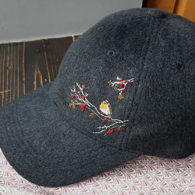 Casquette brodée main rouge-gorge