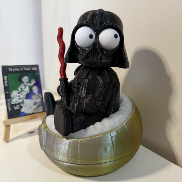 Vaderenzo il Darth Vader seduto in poltrona con occhi mobili e testa girevole