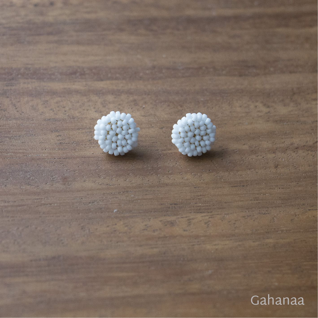 Noémie, puces d&#039;oreille couleur blanche