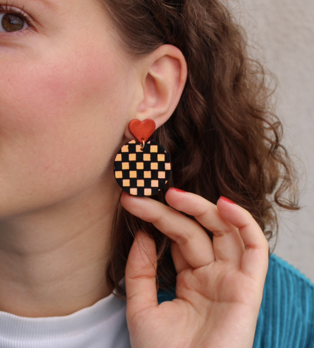 Kira • damier holographique, orange métallisé