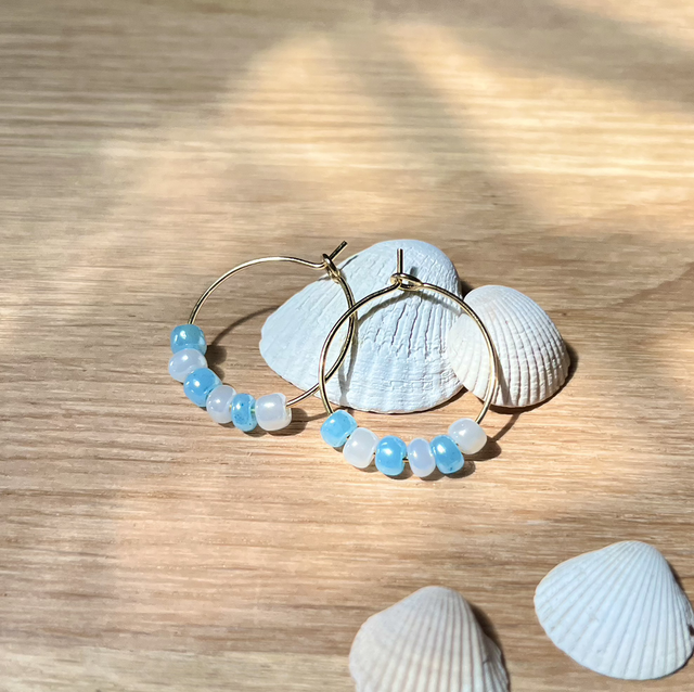 OceanBreeze Hoops – 18K vergoldete Creolen mit blauen und weißen Perlen