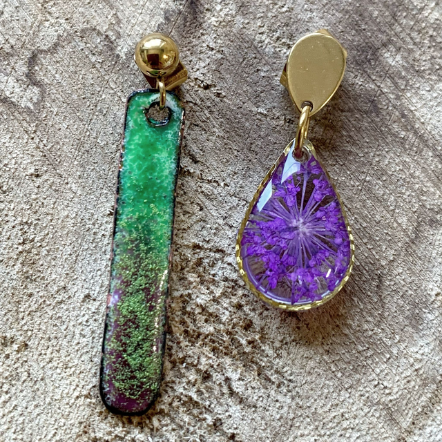Funky Pop : boucles d'oreilles asymétriques (dorées) - Pièce Unique