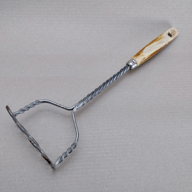 Metaltex | Aardappelstamper Pureestamper Groentestamper (diepte 9 | breedte 10 | hoogte 35 cm) Draadstaal Houten handvat Ophangoog | Vintage