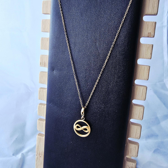 Collier avec symbole 'Infini" en acier doré amovible