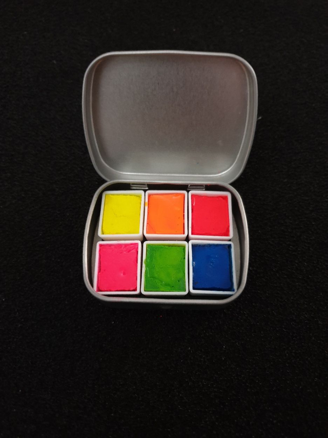 Boite métallique 6 demi-godets d'aquarelles néons