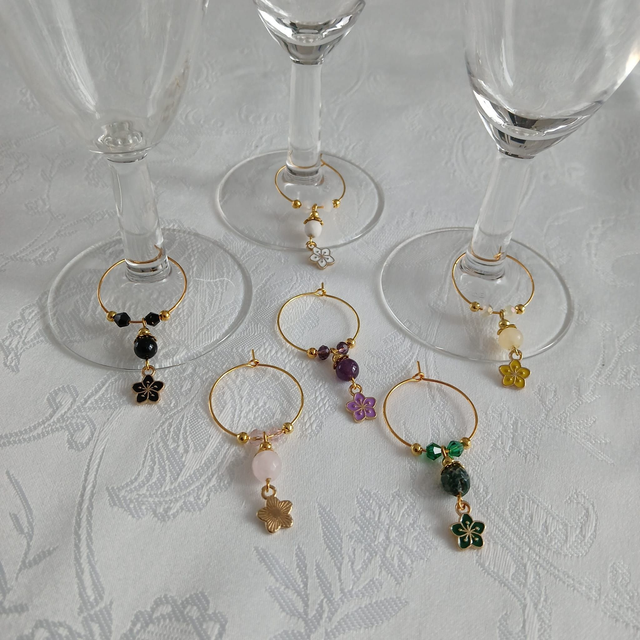 Wijnglas Markeerders (set van 6) met Glassteentjes en Edelsteenhanger met bloembedel (13.006)