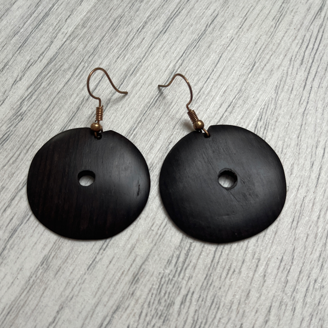 Earrings: monotone spot