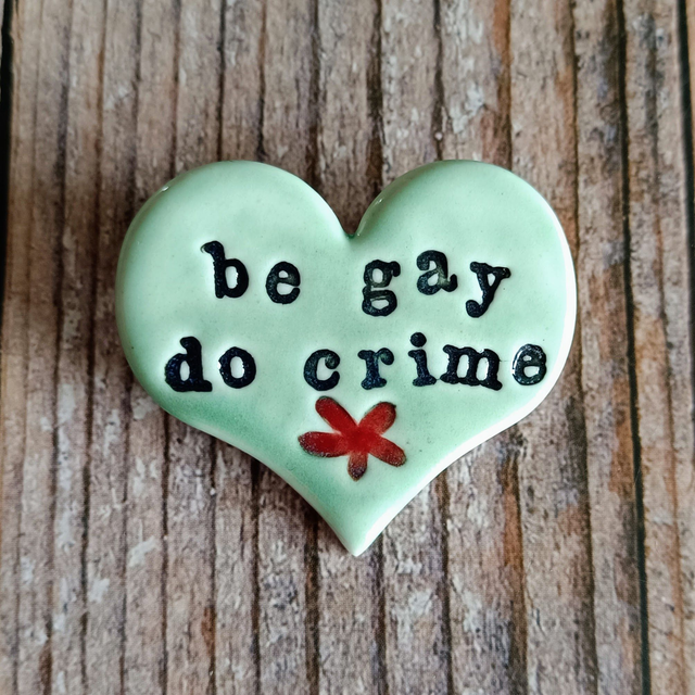 broche « be gay do crime »