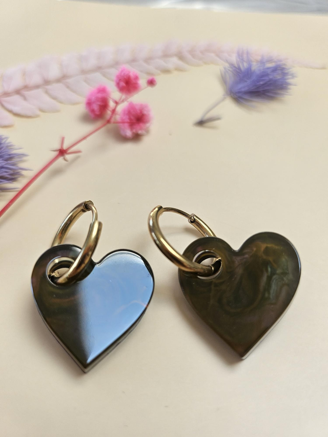 Boucles d&#039;oreilles en résine - Coeurs marrons