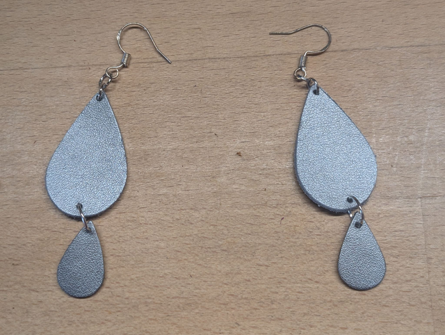 Boucles d&#039;oreille en cuir argenté.